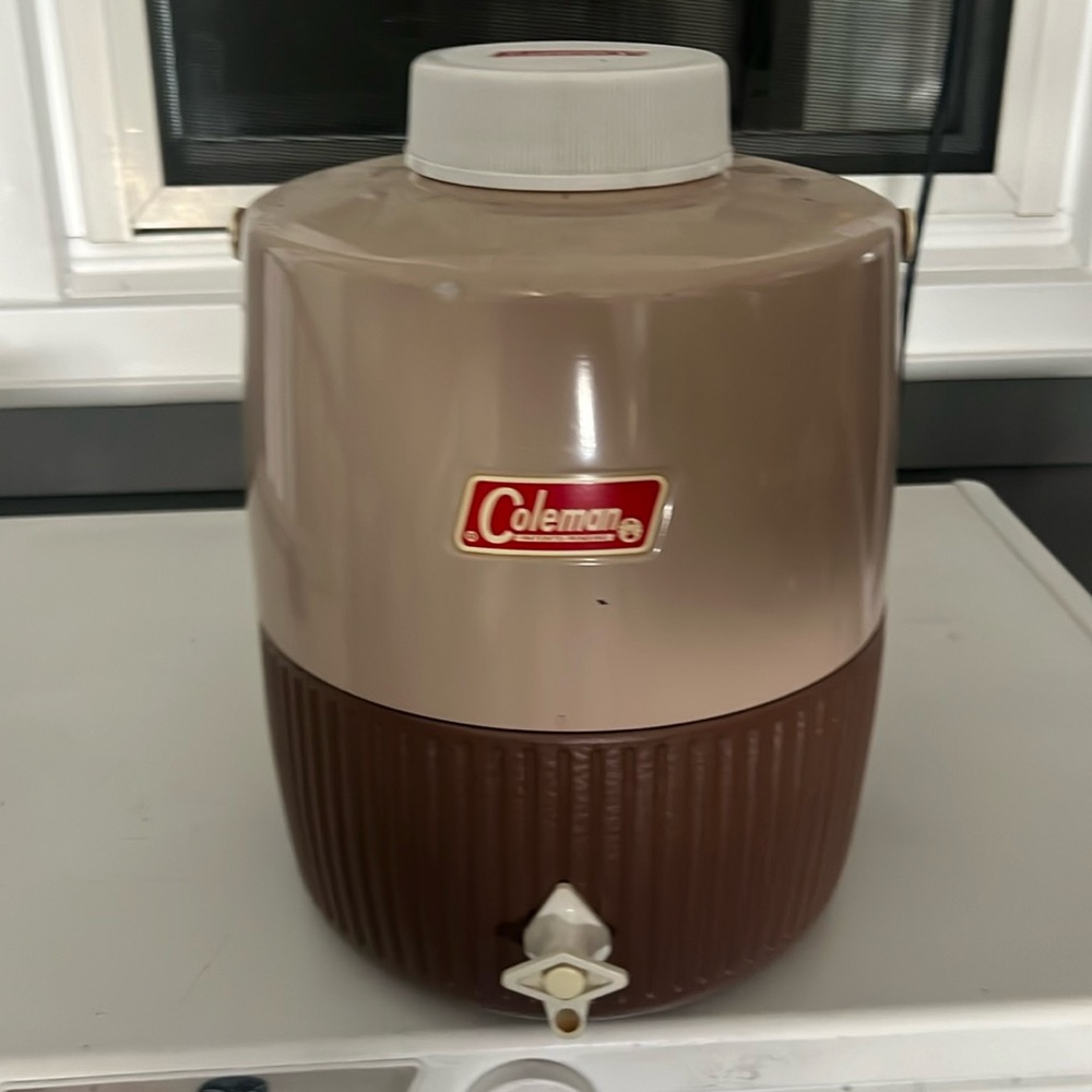 Vintage Coleman cooler, with handle. Just like brand new.
